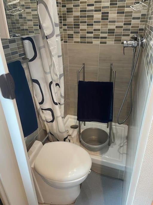 Small Studio Near Eiffel Tower Париж Экстерьер фото